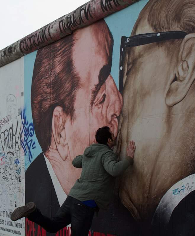 La pace terrificante e muri rimasti nella testa. Berlino celebra con mestizia